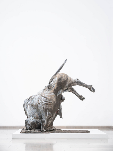 Thomas Duttenhoefer  Stürzender Stier, 1992, Bronze, bemalt, Foto: Rüdiger Lubricht