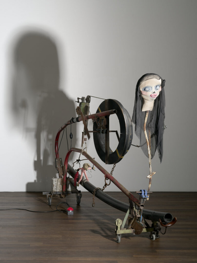 Eva-Aeppli-Jean-Tinguely-Samurai-an-der-Oellampe.-Komm-mit-mir-in-den-siebten-Himmel-der-Liebe-1985-91-©-Susanne-Gyger-Luzern-VG-Bild-Kunst-Bonn-2025-Foto-Joerg-von-Bruchhausen-768x1024