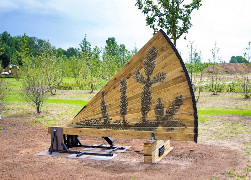 Menno Hiele, Terugkruising, verarbeitetes Holz, Vinyldrucke, Stahl, Beton, Lineareinheiten, Mikrocomputer, Sensoren und Schalter, 80 x 300 x 260 cm, all rights reserved by the artist