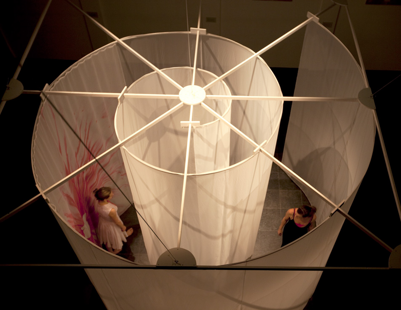 Sara Vrugt / Studio vruGt, Look at you 4, 2020-2012, Installation, begehbare Textilspirale, bemalt, Foto: Lisa van Wieringen