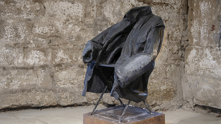 Jan Hendrych, Mantel, 2025. Ultrahochfester Beton. Photo: Frank Höhler.