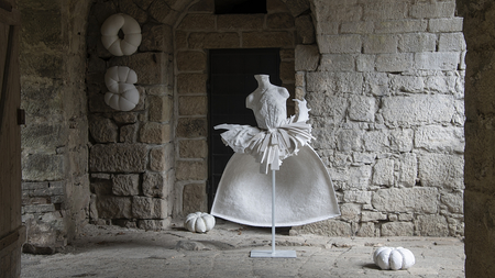 Katja Neuerbert, Camou Tütü, 2024. Gips, Holz, Textil, Styropor, Thermoplast, Metall, Horn