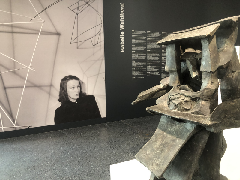 Isabelle Waldberg in ihrem Atelier in New York mit Werken aus der Reihe Construction, um 1943, © Estate Isabelle Waldberg, VG Bild-Kunst, Bonn 2024.