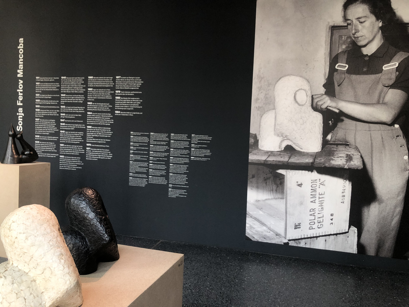 Ausstellungsansicht und Sonja Ferlov Mancoba in ihrem Atelier in Gudhjem Bornholm, 1951