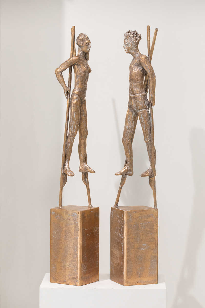 Kleine Bronzeskulptur Stelzenläufer