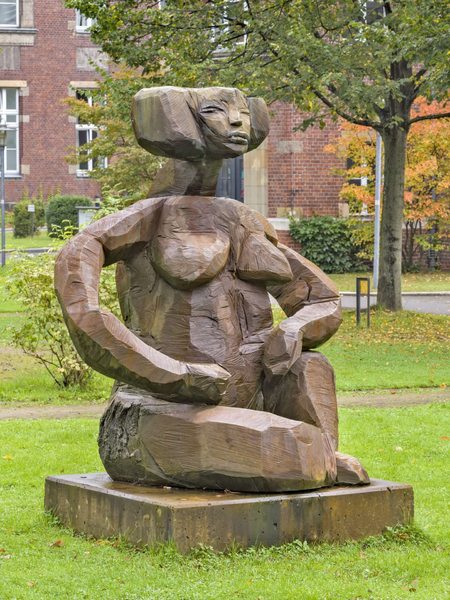 Dietrich Klinge: Amtrone, 2001 | Bronze | Höhe: 205 cm Leihgabe der DRK Schwesternschaft Berlin | Foto Roman März