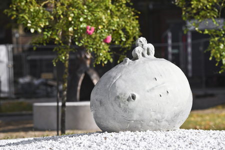 Leiko Ikemura:  Aufwachen, 2023 | Bronze, patiniert | 47 x 50 x 34 cm | Schenkung der Künstlerin | Marianne und Stefan Ludes