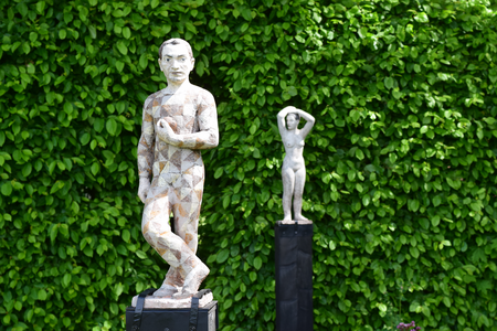 Robert Metzkes. Harlekin als Paris, 2020, 64x19x13cm &  Stehender Akt, 2020, 66x19x13cm. Garten Pristin
