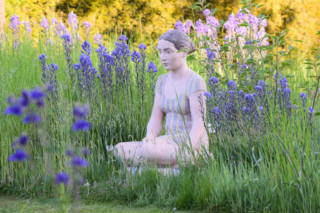 Robert Metzkes, Sitzende auf Kissen (2022)