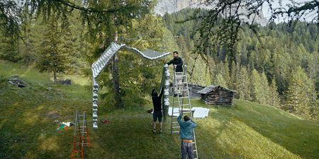 Elevated Art, Installation des Kunstwerks Disintegration von Anthony Ko