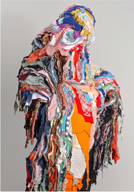 Birgit Dieker: All her Colours, 2025, Kleidung, situationsspezifische Installation, 220 x 87 x 90 cm. (Ausschnitt) Foto: Jürgen Baumann