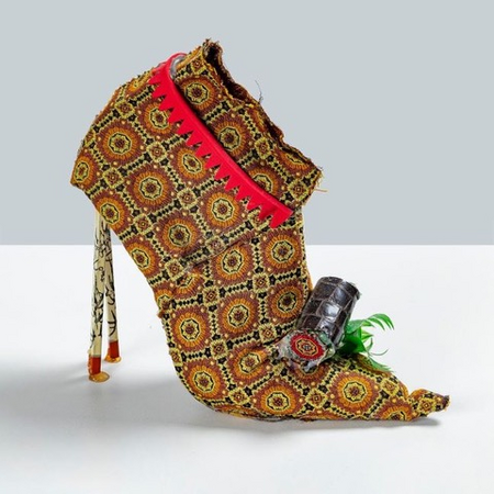 Ute Faber, Aus der Serie 25 Schuhskulpturen auf Sockeln