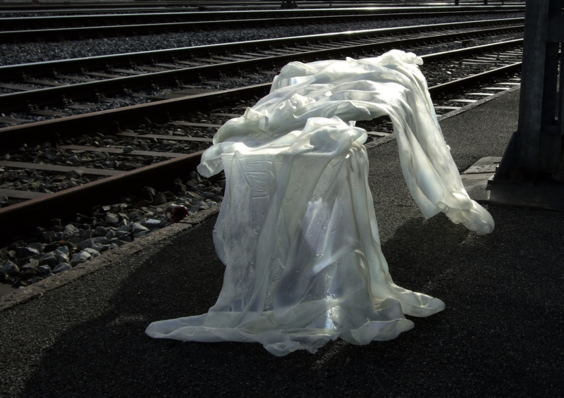 Vera Staub, Das Tuch, 2008. Glasfaserstoff, Epoxy 207 x 78 x 50 cm