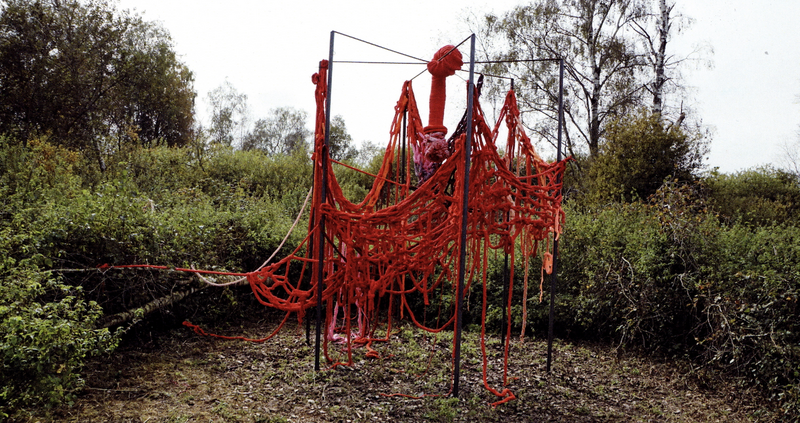 Vera Staub, NETWORKED in red (2024). Metal frame, cotton threads. Photo courtesy of the artist.