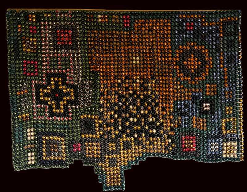 1.  Kapselwandbaum, 2024, 245x185x3, Aluminium Kaffeekapseln, Draht, Stoff, Holzstab.jpg schwarzer Hintergrund