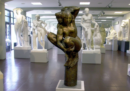 Bärbel Dieckmann, Bathing Figure, large, bronze. Exhibition view at Plaster Cast Collection of Ancient Sculpture Berlin, 2002. Photo Coffaro