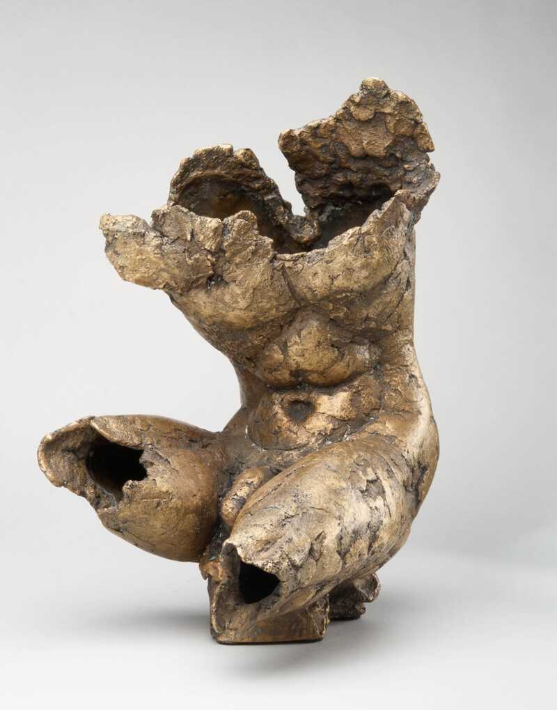 Dieckmann_bronce_sculpture_mail_sitting figure
