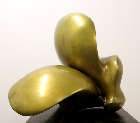 "B-y" aus Zyklus: Zwei-geteilte Einheit  ist ein 7-teiliger Metamorphose-Zyklus. Über viele Jahre hinweg wurde er mit steten Veränderungen in Ausdruck und Volumina gestaltet. Die letzte Form erhebt sich, trotz der Schwere des Materials, aus der Materie heraus; ist ohne Standfläche.