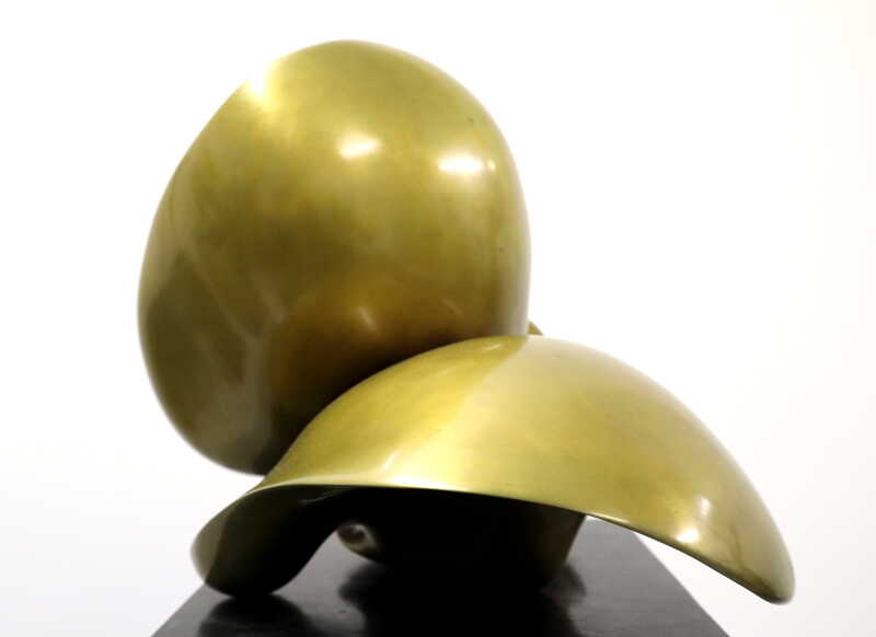 "B-y" hat keine Standfläche mehr. Sie ist die letzte Form dieses Metamorphose- Zyklus. Auf 5 verschiedene Weisen kann sie platziert werden. Sehr überraschende Seh-Erlebnisse sind garantiert.