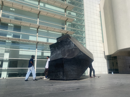 Jorge Oteiza: “La ola” (1998), plaça dels Àngels