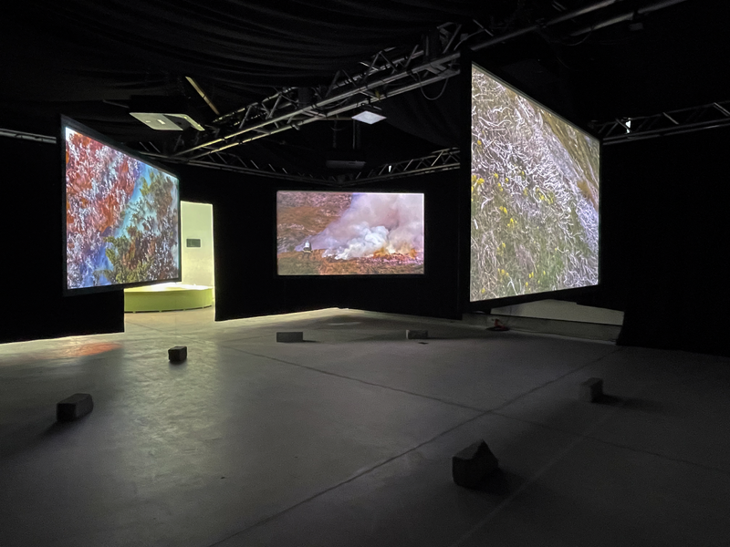 Eline Kersten, While the fFire Burns, 2026, Dreikanal-Videoinstallation, HD, 10:24 Min. Stereo