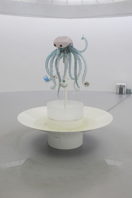 Laure Prouvost, This Means, 2019. Glass, nailbrush, steel, pump, water, audio. 203 x 180 x 180 cm. Edition 2/3 + 1 AP. Courtesy of the Vanhaerents Art Collection