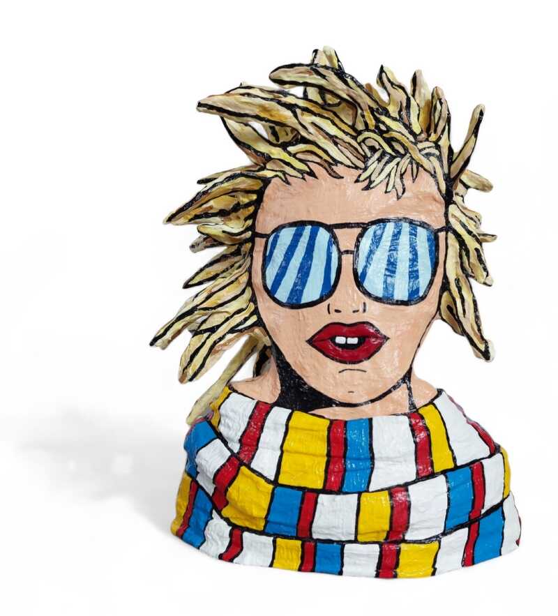 Weibliche_Büste_mit_blonden_Haaren_und_Sonnenbrille_und_buntem_Schal_Pop_Art[1]