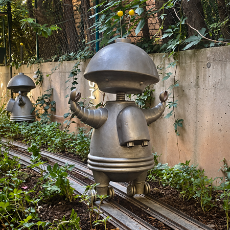 Erik Tannhäuser, Robots (2024). Acrystal 0,5m x 3m x 0,5m (H x L x B) Photo: Gino Brackerini