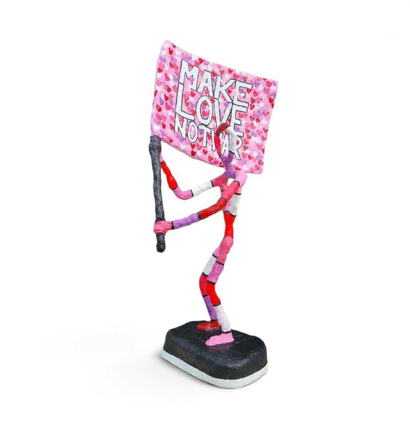 Farbenfrohe_Friedensstatue_als_modernes_Statement_Piece[1]