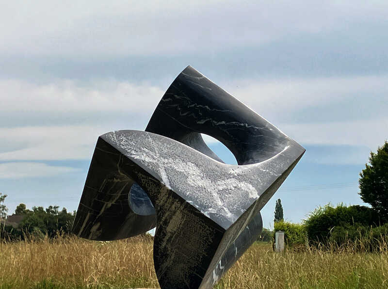 Schwarzer Stein auf Spitze