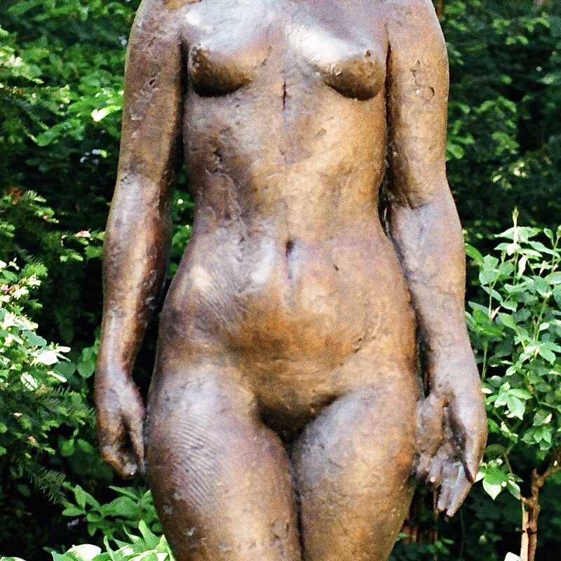 Dieckmann_bronce_sculpture_female_mail_figure_garden_4