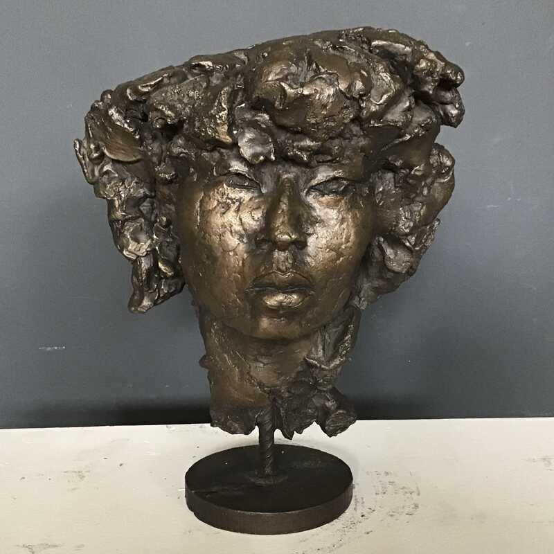 Dieckmann_bronce_sculpture_female_mail_figure_portrait_1