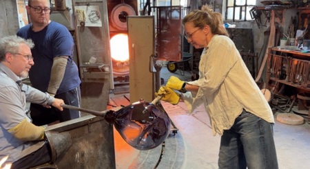 Janine Thüngen-Reichenbach working at the furnace