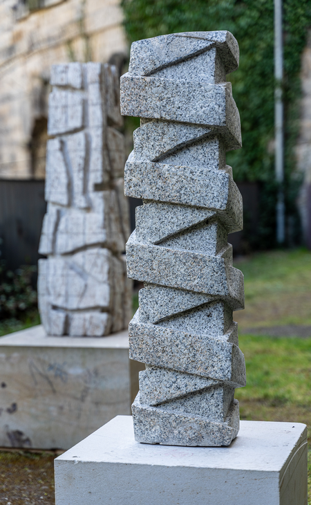 Michael Schoenholtz (1937 – 2019)<br />Für beide Hände - 2009, Granit, 93 x 25 x 18 cm, Eigentum der Stadt Pirna/Schenkung aus dem Nachlass des Künstler