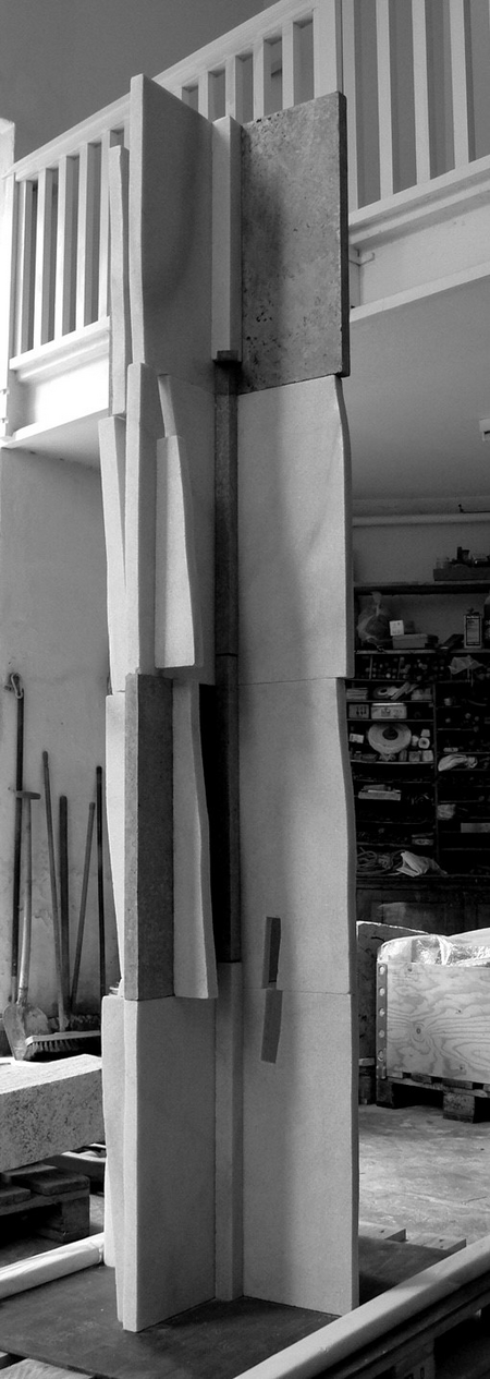 Michael Schoenholtz (1937 – 2019) Viersätzig - 2010, Muschelkalk, Marmor, Farbe, 220 x 55 x 63 cm, Eigentum der Stadt Pirna/Schenkung aus dem Nachlass des Künstlers