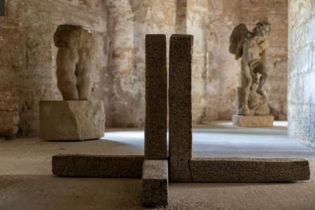 Michael Schoenholtz (1937 – 2019)<br />Vier - 1997, Granit, 100 x 186 x 175 cm, Eigentum der Stadt Pirna/Schenkung aus dem Nachlass des Künstler