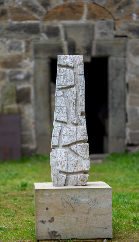 Michael Schoenholtz (1937 – 2019)<br />Wachsen-Regeln-Wachsen - 2018, Muschelkalk, 110 x 32 x 32 cm, Eigentum der Stadt Pirna/Schenkung aus dem Nachlass des Künstler