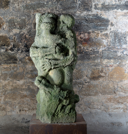 Marguerite Blume Cárdenas<br />…mit dem Tod - 1999, Sandstein, 20 x 52 x 50 cm, Eigentum der Ostdeutschen Sparkassenstiftung