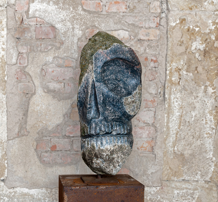 Peter Makolies<br />Großer Schädel - 2014, Granit, 76 x 32 x 38 cm, Eigentum der Ostdeutschen Sparkassenstiftung