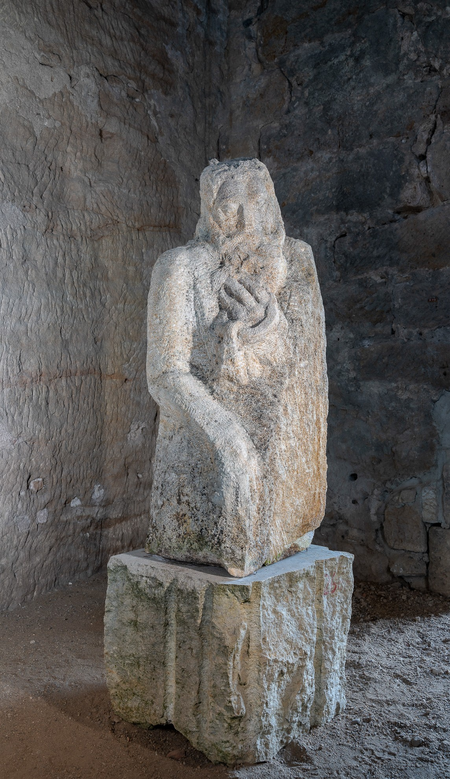 Klaus Schwabe (1939 - 2017)<br />Nathan der Weise – ca. 2009, Sandstein, 120 x 45 x 45 cm, Eigentum der Stadt Pirna/Schenkung 2023 aus dem Nachlass des Künstler