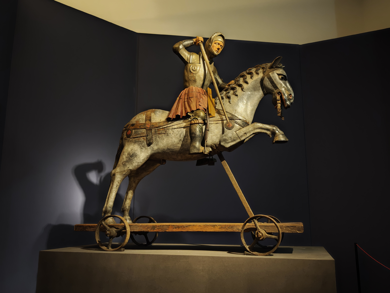 Southern Netherlands, Saint George on Horseback on Wheels, late 16th century, wood, polychrome, iron, leather, Kerkfabriek Sint-Jan de Doper, exhibition view Medieval Sculptures in Motion – Praymobil at the Suermondt-Ludwig-Museum in Aachen, 2025/26, photo by the author
