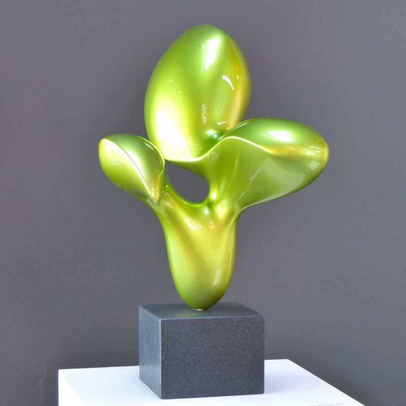 Wiebke Bader_Sehnsucht des Gärtners_2024_Kunststein und Lack auf Granitsockel_56x35x30cm_Bildrechte Wiebke Bader_