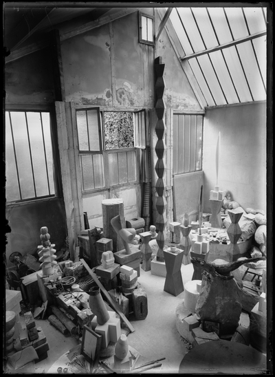 Constantin Brancusi, Atelier, um 1926, Foto: Centre Pompidou, MNAM-CCI/Dist. GrandPalaisRmn, © Succession Brancusi - All rights reserved / VG Bild-Kunst, Bonn 2026