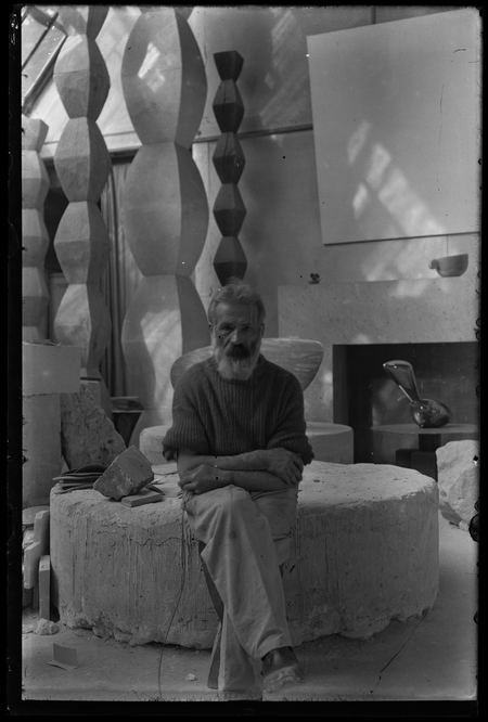 Constantin Brancusi, Selbstportrait im Atelier, um 1934, Foto: Centre Pompidou, MNAM-CCI/Dist. GrandPalaisRmn,<br />© Succession Brancusi - All rights reserved / VG Bild-Kunst, Bonn 2026