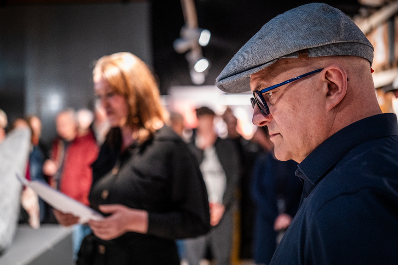 Visions of Art in Architecture Impression 20.03.2026: Hans Heinze (vorn), Anke Schirlitz (im Hintergrund). Foto: T. Strom