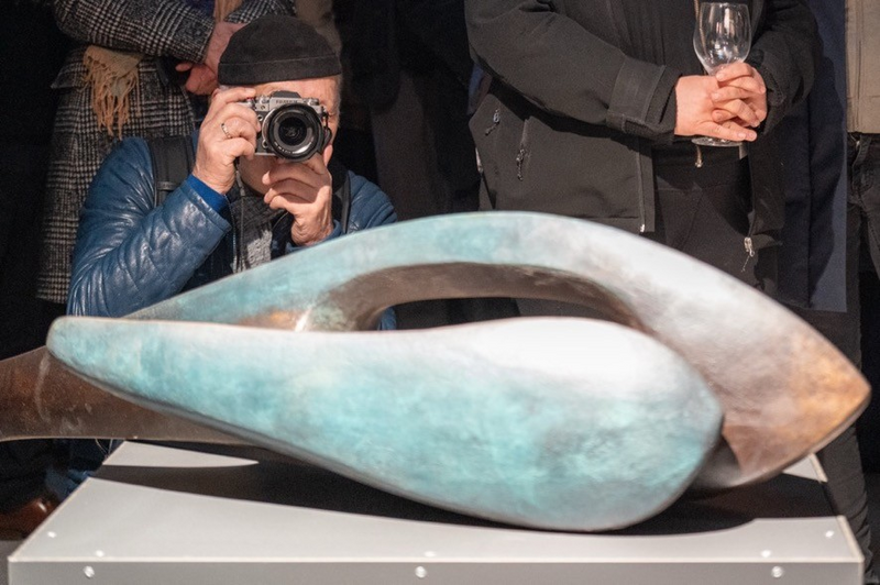 Ausstellungsimpression – Kunstwerk: Hans Heinze, Vater und Sohn, Bronze patiniert, 2026. Foto: Torsten Strom.