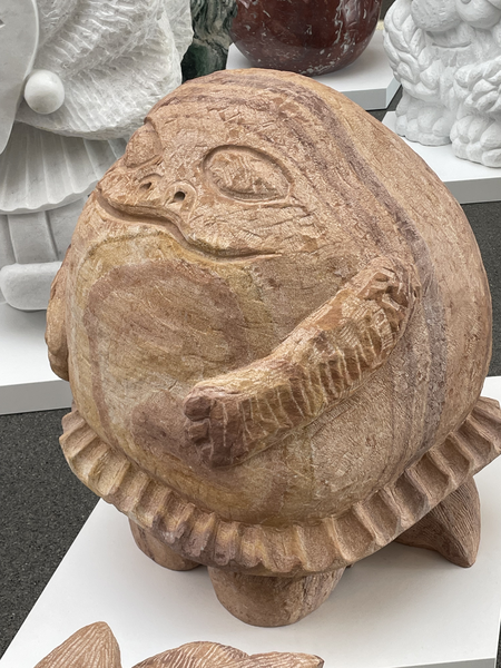 Das Fettklößchen, 2024, Sandstein, 80 x 60 x 60 cm. Foto: Willy Hafner