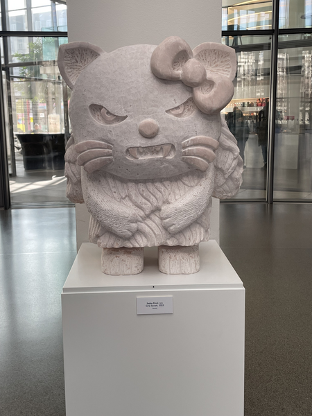 Snowrabbit Knight, 2025, Carrara-Marmor, 180 x 45 x 60 cm. Foto: Willy Hafner