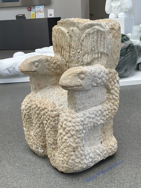 Thron, 2016, Elbsandstein, 110 x 70 x 60 cm. Foto: Willy Hafner