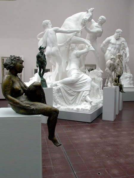 Bärbel Dieckmann  Sitting Figure, bronze. Photo Caffaro